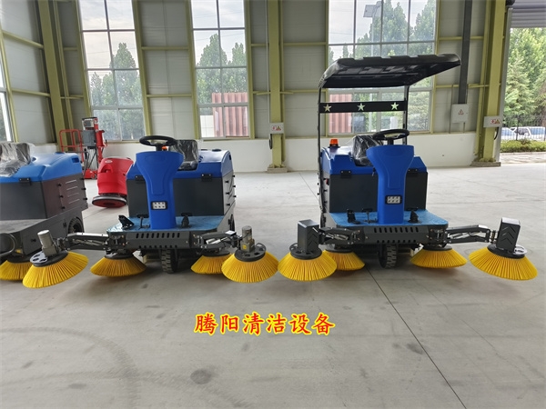 新款小型自動調節駕駛式掃地車