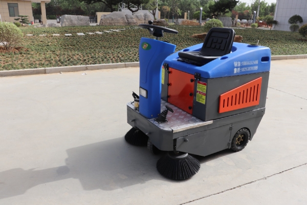 　小型電動掃地車優(yōu)勢