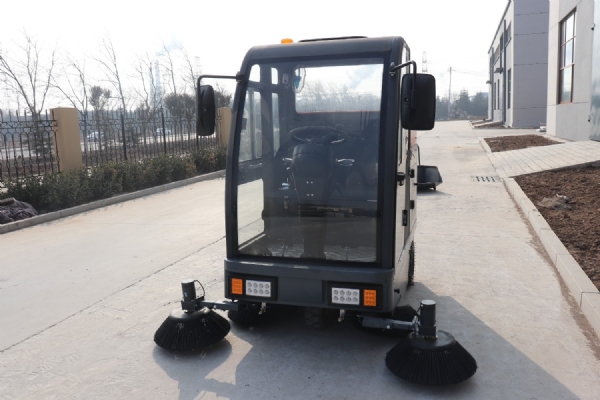 　駕駛式電動掃地車清掃優勢