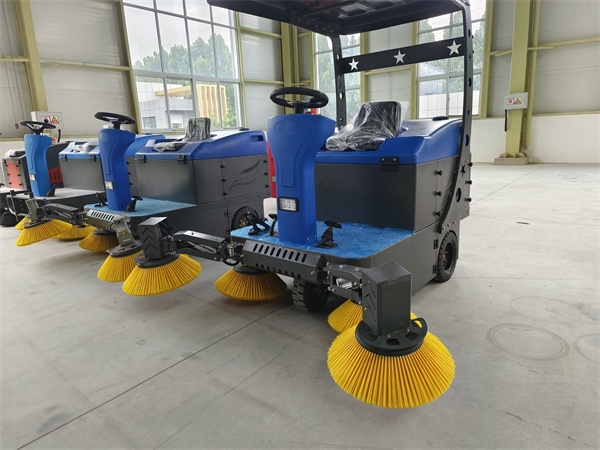 騰陽1400型電動駕駛式掃地車:橫掃清潔難題